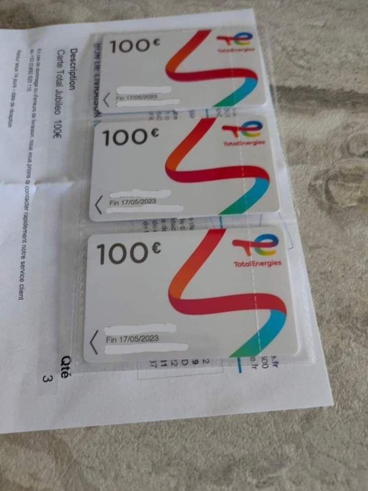 Des cartes de 100 € réunies avant utilisation.