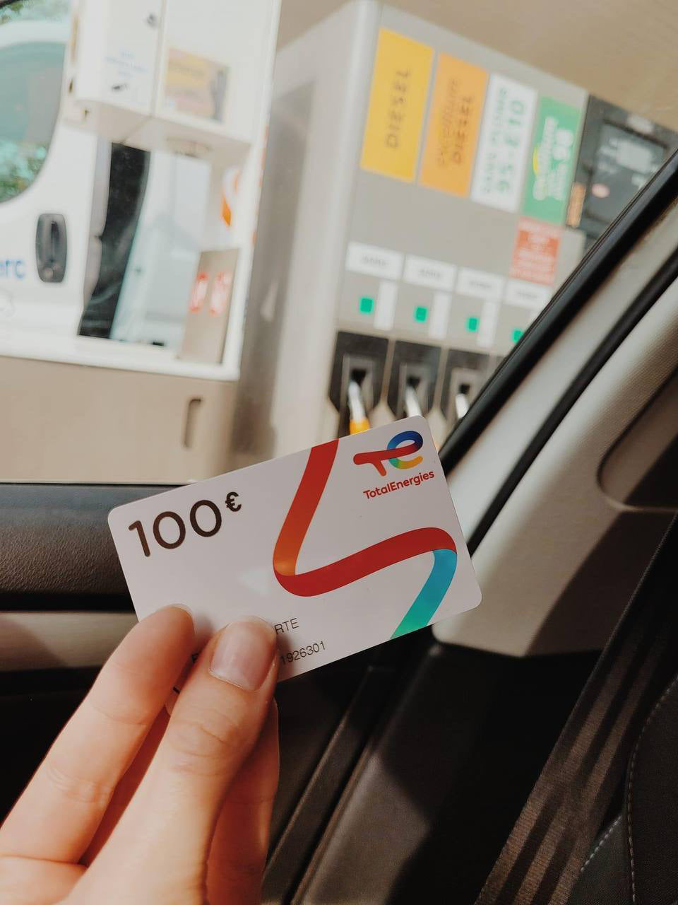 Une carte carburant à portée de main à la station.