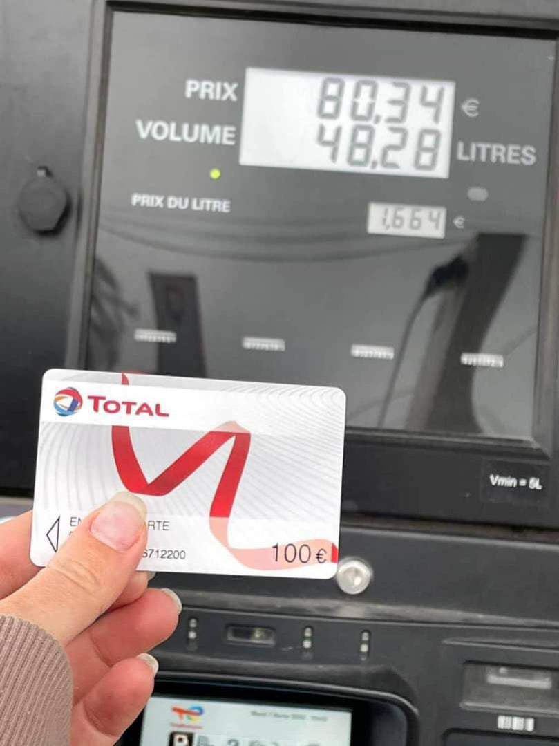 La carte présentée devant le terminal de la pompe.