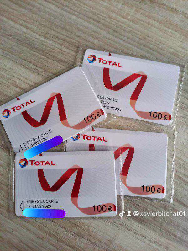 Plusieurs cartes de 100 € au format physique.