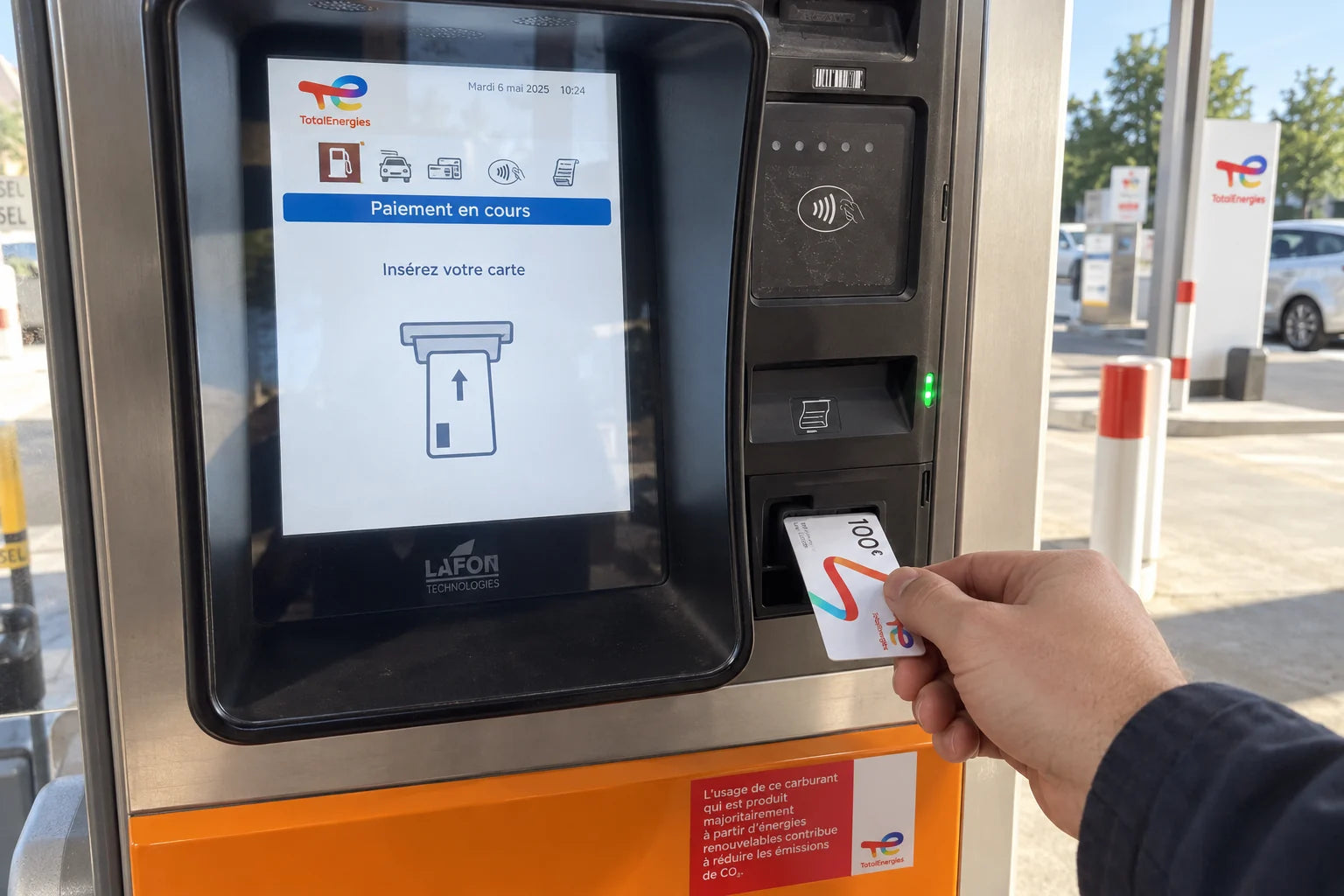 Mise en situation : une main présente une carte carburant au lecteur de la station